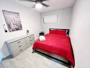 1 Schlafzimmer, Zimmersafe, Schreibtisch, Bügeleisen/Bügelbrett