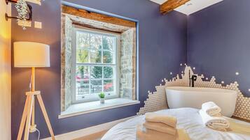 1 bedroom, bed sheets