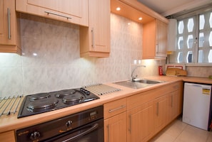 Frigorifero, microonde, forno, piano cottura
