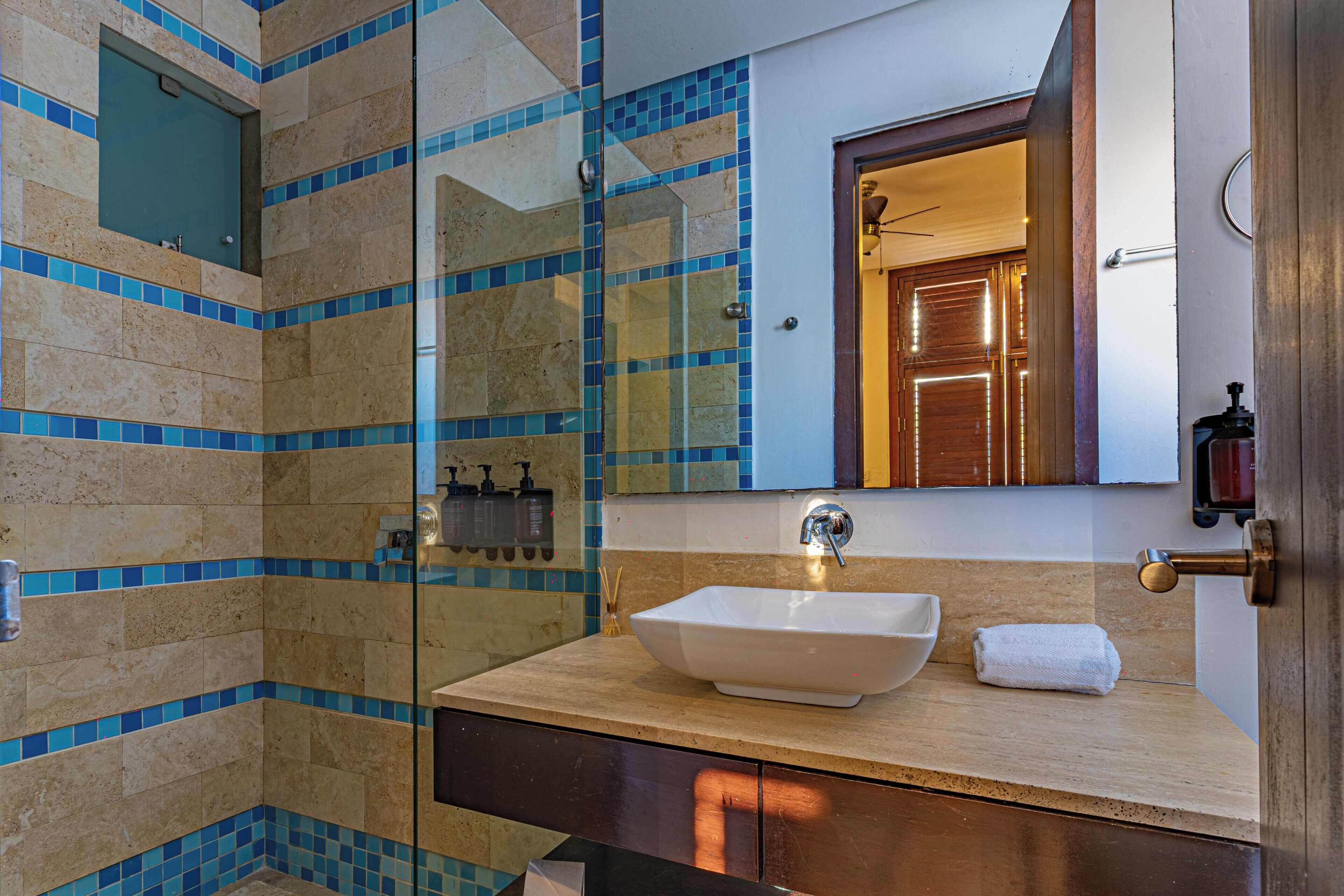 Casa, 3 habitaciones | Baño | Ducha, secador de pelo, suelo radiante y toallas