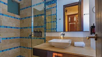 Casa, 3 habitaciones | Baño | Ducha, secador de pelo, suelo radiante y toallas