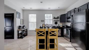 Køleskab, mikrobølgeovn, ovn, kogeplade