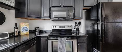 Kühlschrank, Mikrowelle, Ofen, Herdplatte