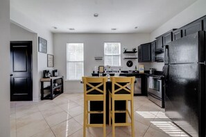 冷蔵庫、電子レンジ、オーブン、コンロ