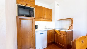 Refrigerador, microondas, lavavajillas y cafetera y tetera 