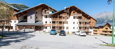 المنشأة من الخارج