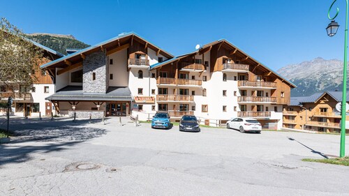 Apt 6 ppl near the ski runs