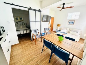 1 habitación, tabla de planchar con plancha, wifi gratis y ropa de cama