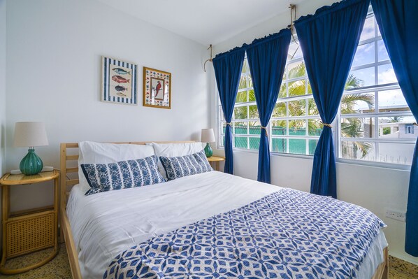 1 habitación, tabla de planchar con plancha y cuna de viaje 