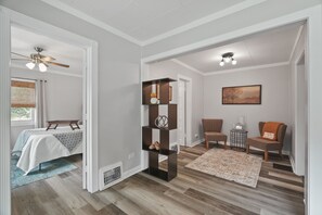 2 habitaciones, tabla de planchar con plancha, wifi y ropa de cama 