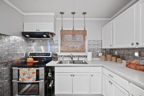 Fridge, microwave, oven, dining tables - Cozy City Escape (Jackson)