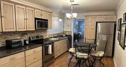 Old Town Bay St. Louis area, short walk to the Beach!