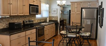 Old Town Bay St. Louis area, short walk to the Beach!