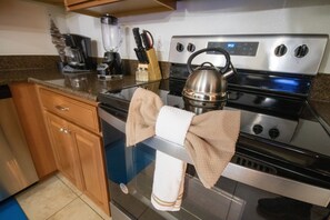 Microondas, horno, parrilla de estufa y lavavajillas
