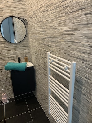 Handdukar, tvål och toalettpapper