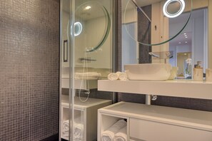 Shower, hair dryer, towels, soap - Becas Place, a Home in Madeira (Funchal)