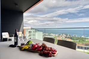 Outdoor dining - Becas Place, a Home in Madeira (Funchal)