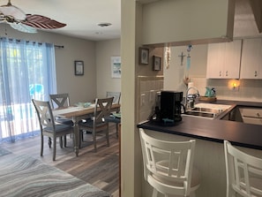 Microondas, horno, placa de cocina y lavavajillas