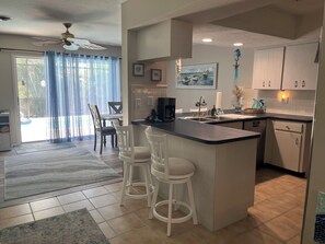 Microondas, horno, placa de cocina y lavavajillas