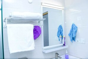Shower, towels, soap, toilet paper - Umbrella homes, kenya kilimani area welcome! (Nairobi)