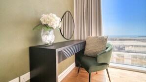 A modern living room with a view of the cityscape through large windows. - Sparkling Balcony Sea View Apt in Bluewaters (Dubai)