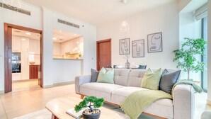 Ein modernes Wohnzimmer mit einer Couch, einem Couchtisch und einem Blumentopf.