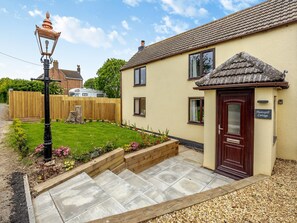 Property grounds - 2 bedroom accommodation in Holbeach Bank, near Spalding (Holbeach Bank, near Spalding)