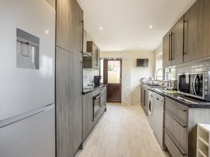 Dishwasher - 2 bedroom accommodation in Holbeach Bank, near Spalding (Holbeach Bank, near Spalding)