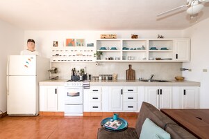 Eenvoudig appartement | Privékeuken | Een koelkast/vriezer, een oven, een kookplaat