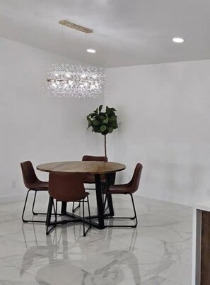 Dining - Luxurious Home Near Airport (El Paso)