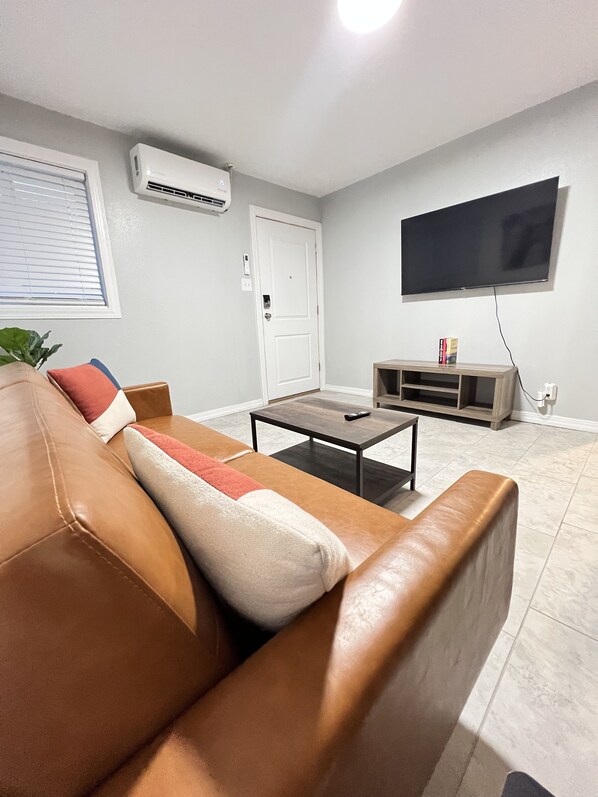 Una Smart TV, libros