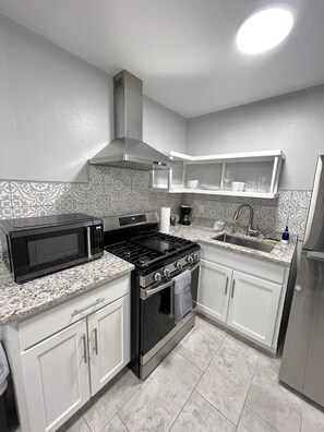 Frigorífico, microondas, placa de cocina y cafetera o tetera