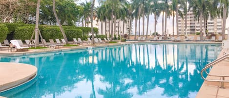 Kolam renang outdoor, dengan payung kolam renang dan kursi berjemur