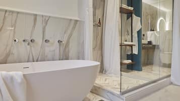 Deluxe-Suite, 1 King-Bett, Badewanne | Badezimmer | Bademäntel, Handtücher