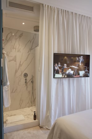 Classic Room, 1 Queen Bed, Ensuite | 1 bedroom, premium bedding, pillowtop beds, soundproofing