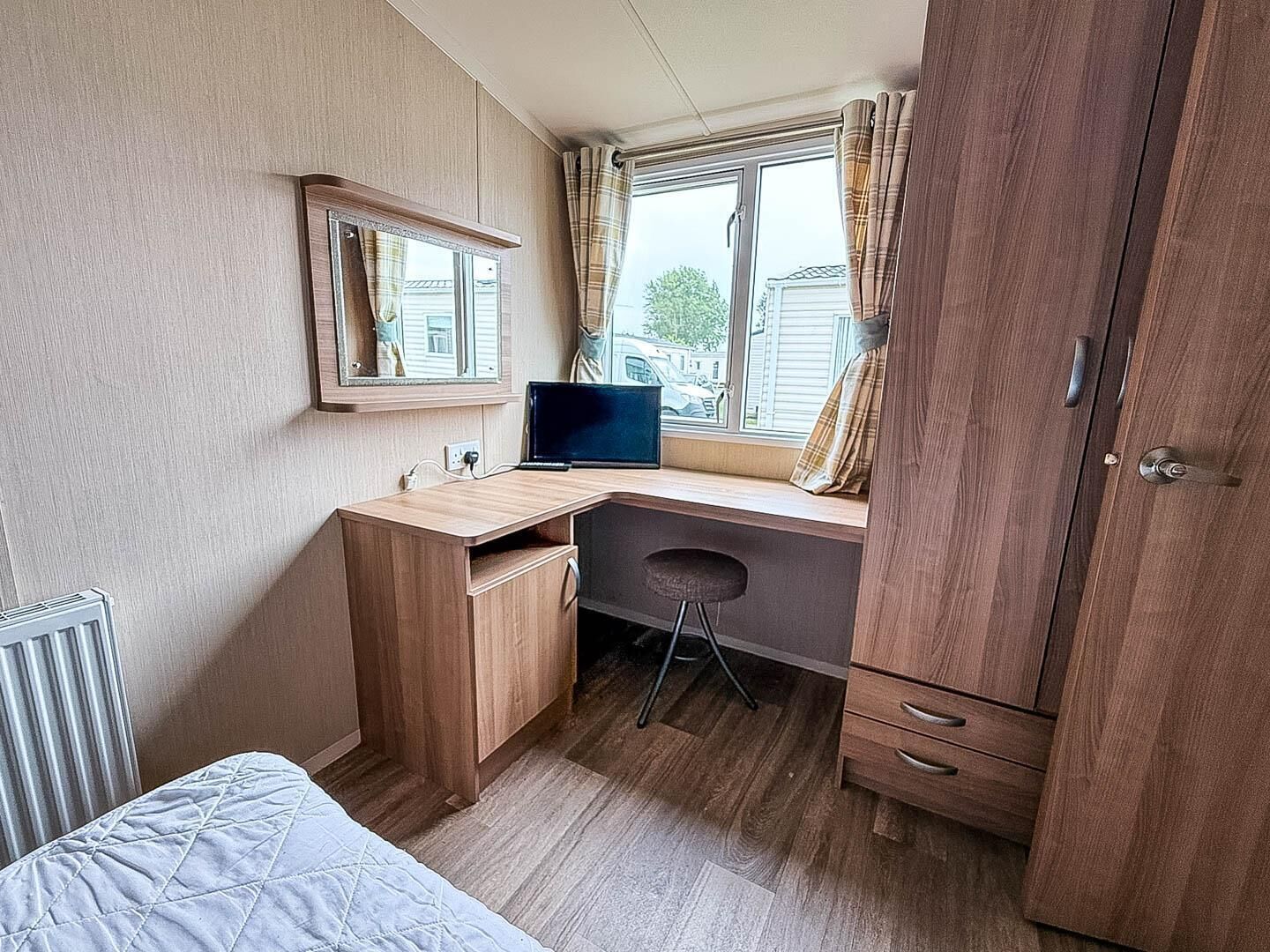 Modern Caravan With Decking Near Scratby Beach Ref 50007e - Hemsby