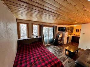 1 bedroom, iron/ironing board - Tiny cabin in the woods (Sandpoint)