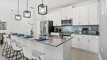 Refrigerador, microondas, horno y lavavajillas