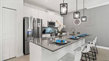 Réfrigérateur, micro-ondes, four, lave-vaisselle