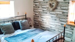 Design Room | 1 bedroom, Tempur-Pedic beds, iron/ironing board (on request) - The oast guesthouse (Maidstone)