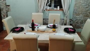 Petit déjeuner et dîner servis sur place, spécialités Cuisine anglaise