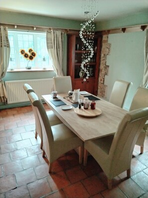 朝食、ディナーに営業 (イギリス料理)