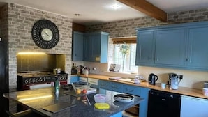 Coffee/tea maker, full-size fridge, microwave, oven - The oast guesthouse (Maidstone)