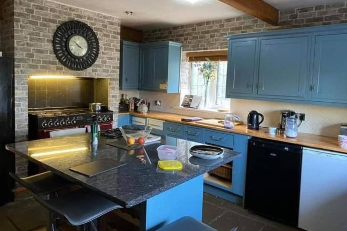Coffee/tea maker, full-size fridge, microwave, oven