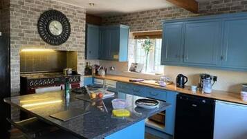 Grand réfrigérateur, micro-ondes, four, plaque de cuisson