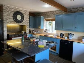 Full-size fridge, microwave, oven, stovetop