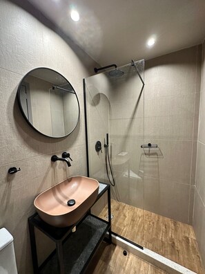 Dusj, hårføner, håndklær og såpe