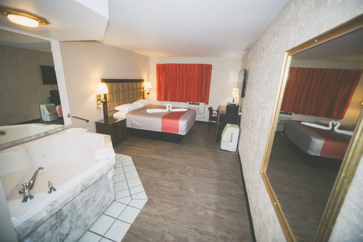 Deluxe Suite, 1 Bedroom, Non Smoking, Refrigerator & Microwave | 1 bedroom, desk, laptop workspace, free WiFi