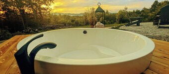 Spotted Deer Cabin- Mountain Views- Outdoor Tub