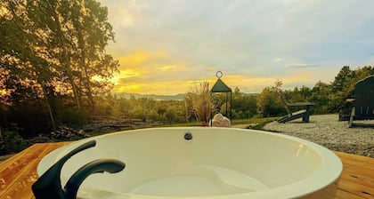 Spotted Deer Cabin- Mountain Views- Outdoor Tub